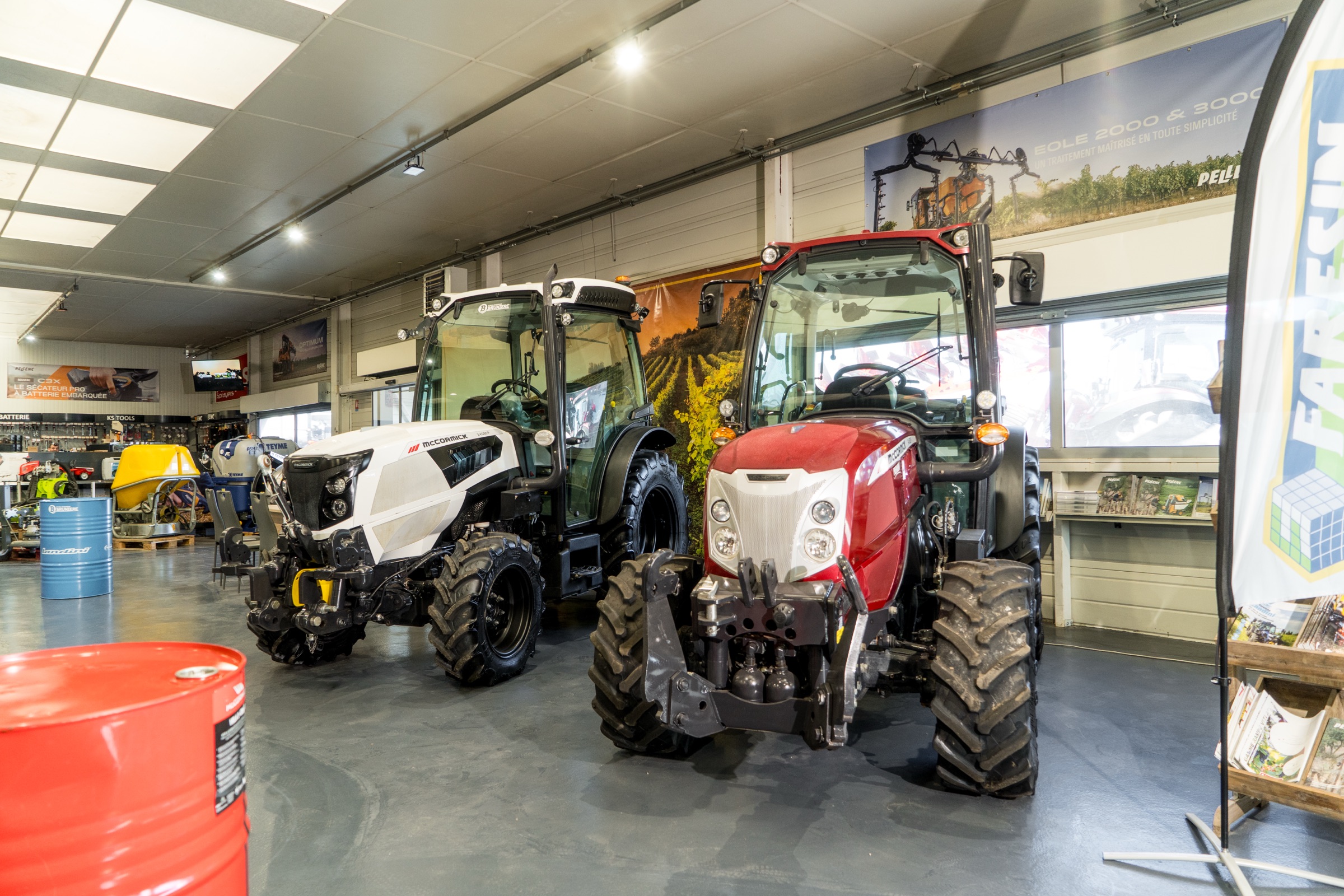 Tracteurs exposés dans le showroom Groupe Brunière