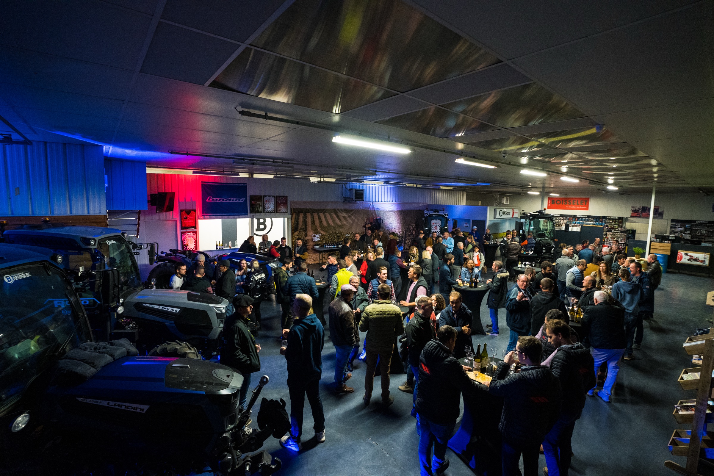 Clients et partenaires réunis dans le showroom Groupe Brunière