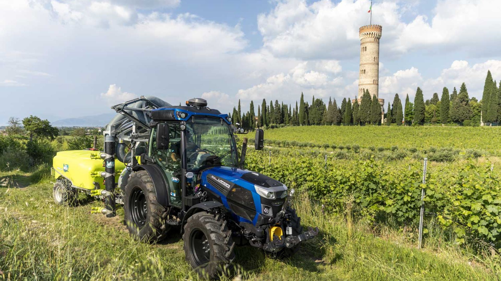 Tracteur Landini avec pulvérisateur dans les vignes