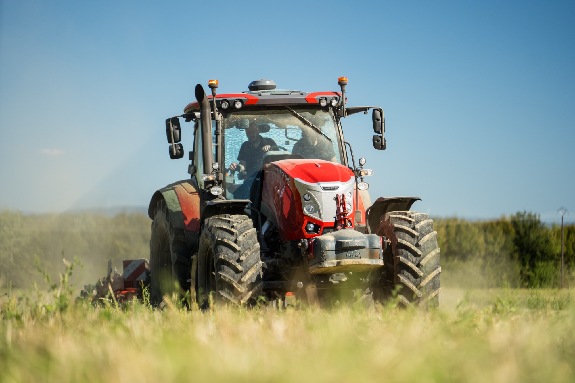 Tracteur McCormick au travail dans un champ