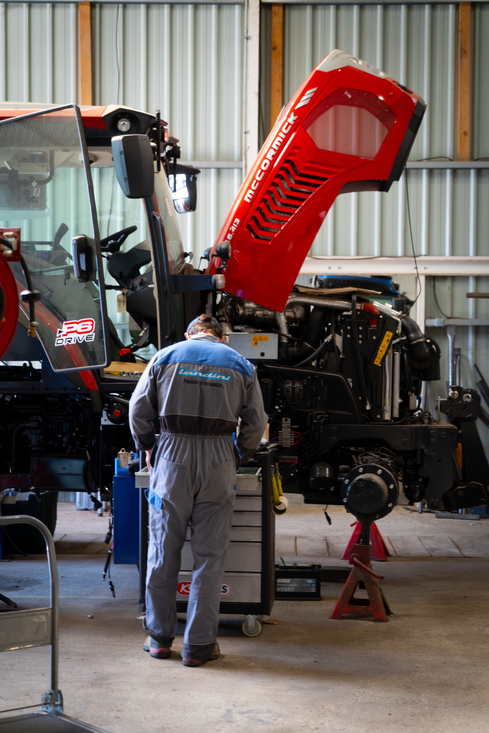 Technicien intervenant sur un tracteur McCormick dans l’atelier